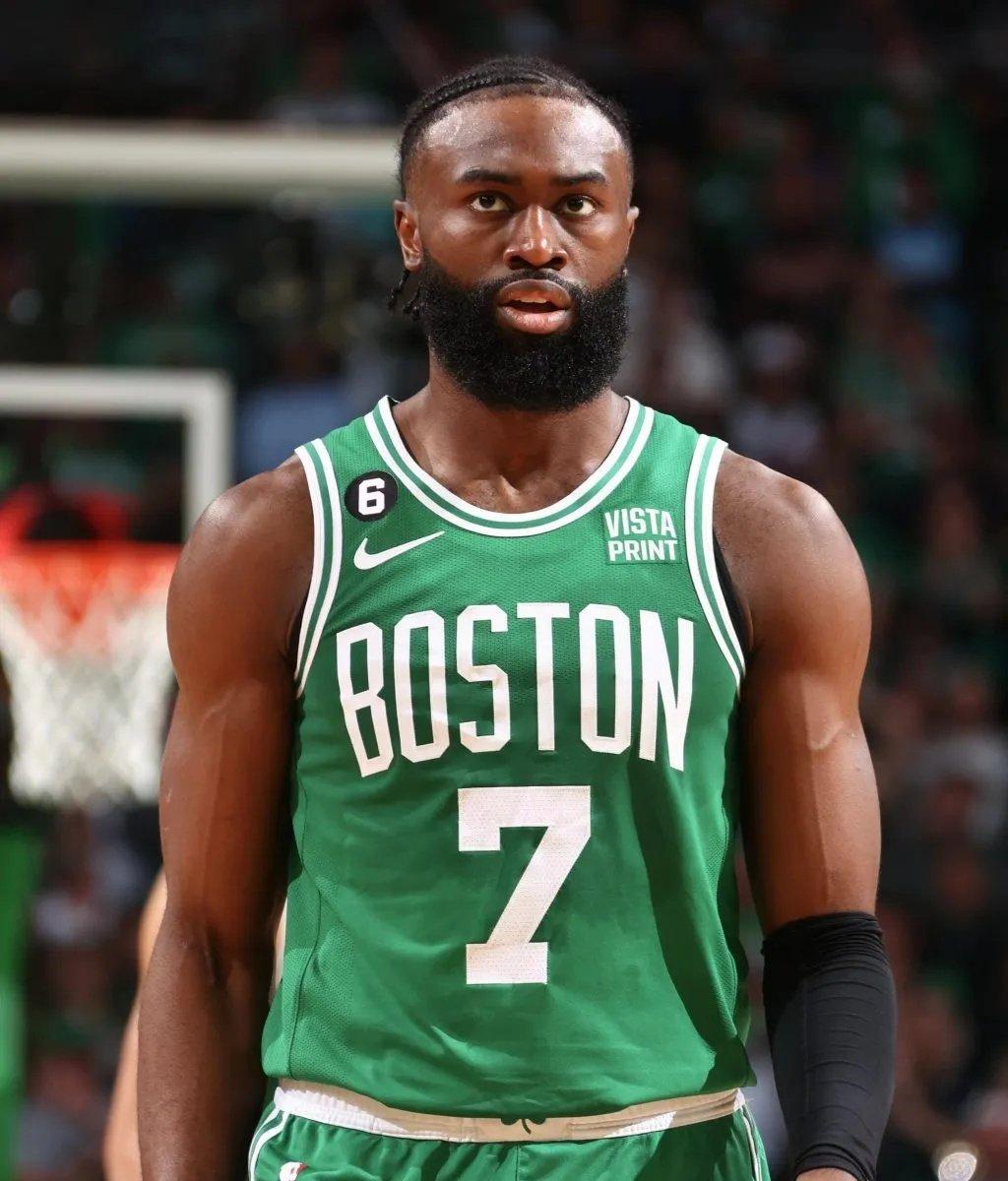 老实人被逼急！约基奇被戈贝尔推搡还吹了自己犯规直接跳脚无语（约基奇被戈贝尔推搡反遭吹犯规，老实人也急得当场跳脚）