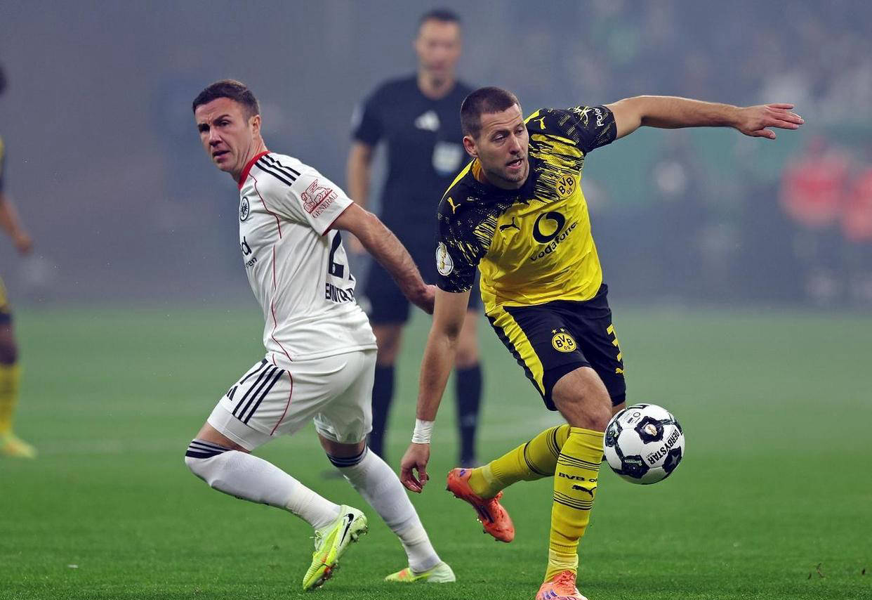 笑尿！湖人火箭喜剧拉扯32秒，菜鸡互啄把球迷看笑了！（爆笑名场面！湖人火箭32秒喜剧拉扯，连续低级失误把球迷逗乐了）