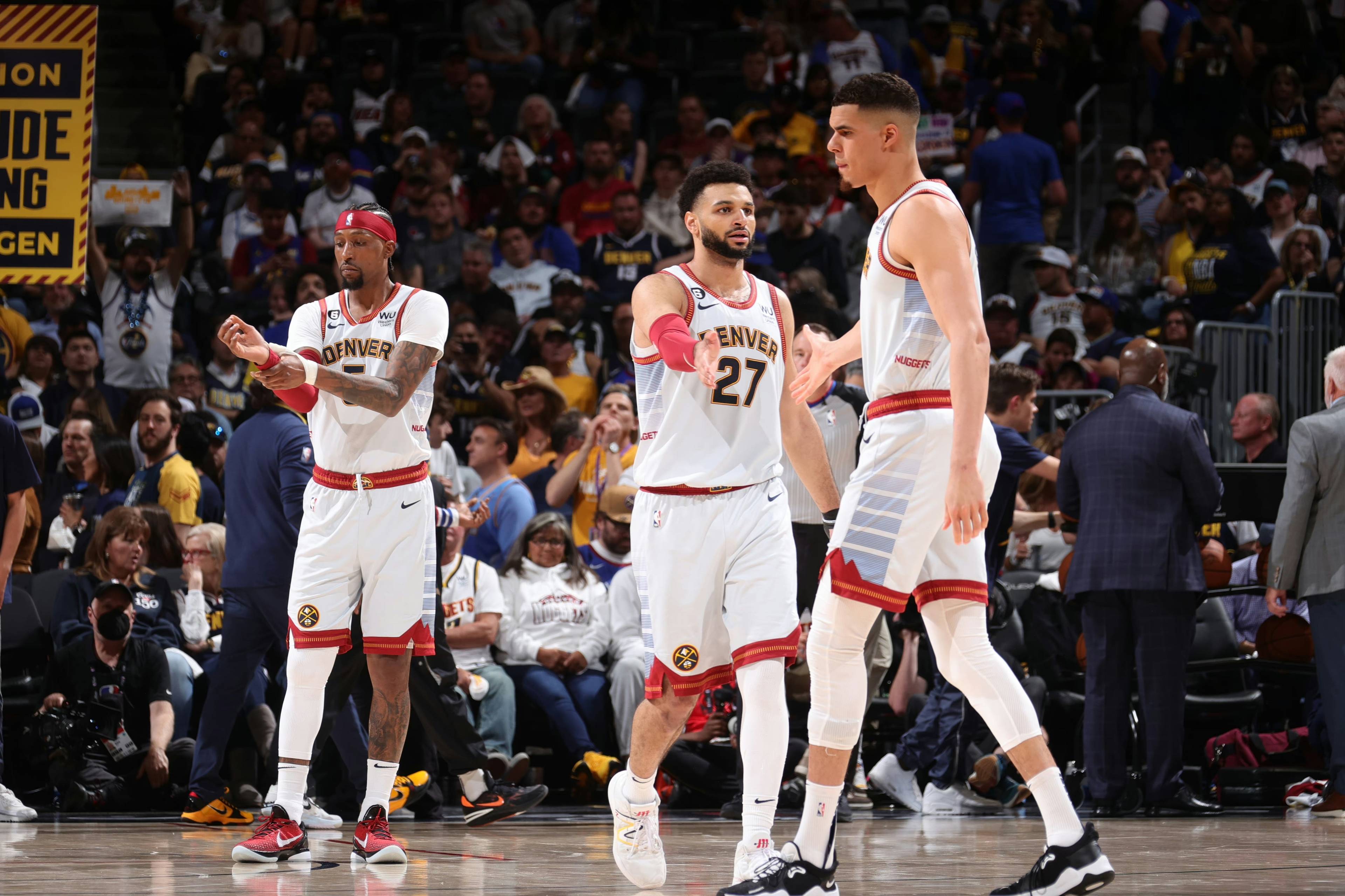 詹姆斯篮板抢断关键时刻锁定胜局（詹姆斯关键篮板与抢断一锤定音）