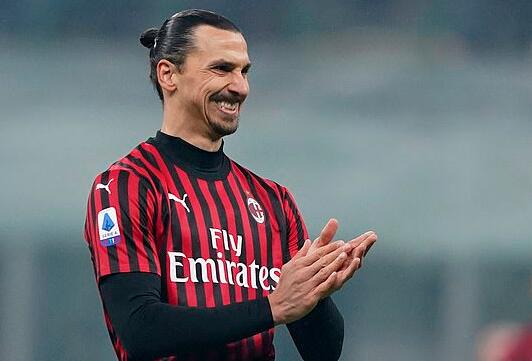 探寻米切尔半场压哨打板三分球的幕后故事（揭秘米切尔半场压哨打板三分背后的秘密）