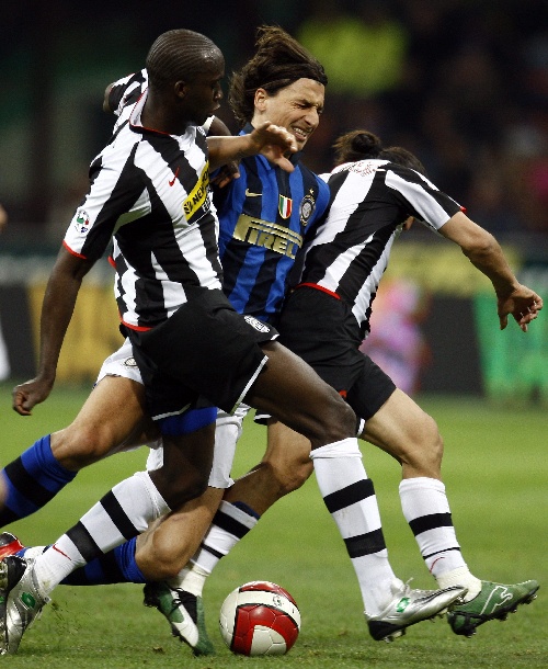 足球欧冠淘汰赛对阵激烈，主帅直言无弱旅（欧冠淘汰赛鏖战正酣，主帅坦言没有弱旅）