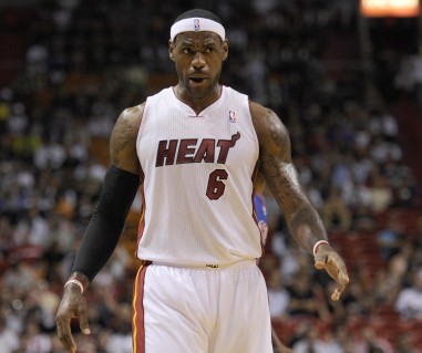 76人vs勇士首发：恩比德复出搭档马克西，霍福德首次首发（勇士战76人首发公布：恩比德复出联手马克西，霍福德迎来首次先发）