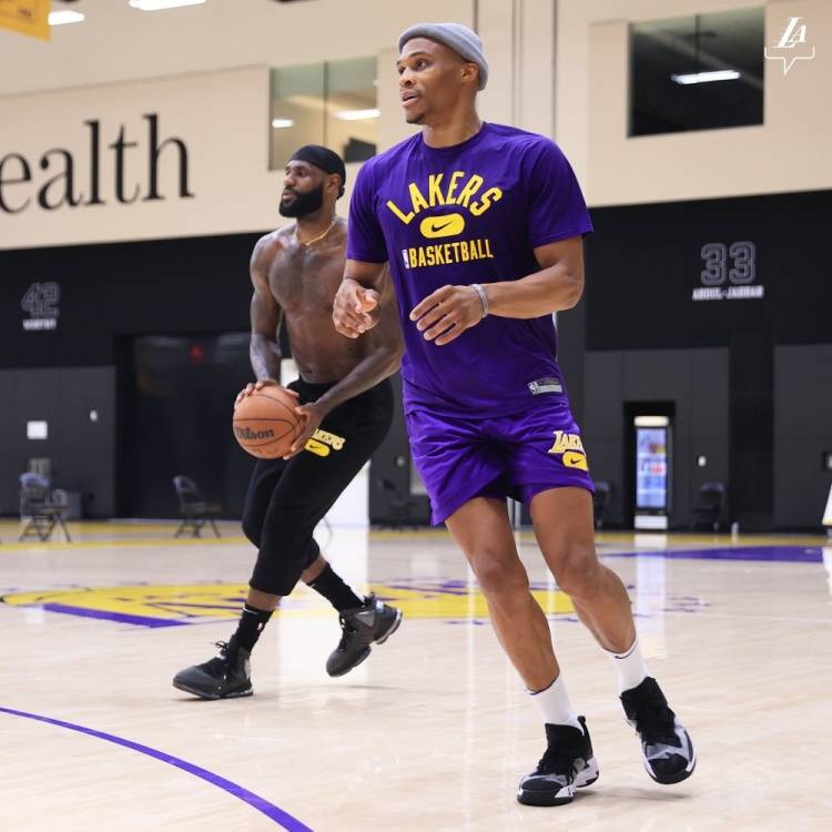 乌杜卡：输给快船后我强调多分享球，之前很多比赛打得很僵硬（乌杜卡谈失利：不敌快船后要求多传球，此前比赛过于僵硬）