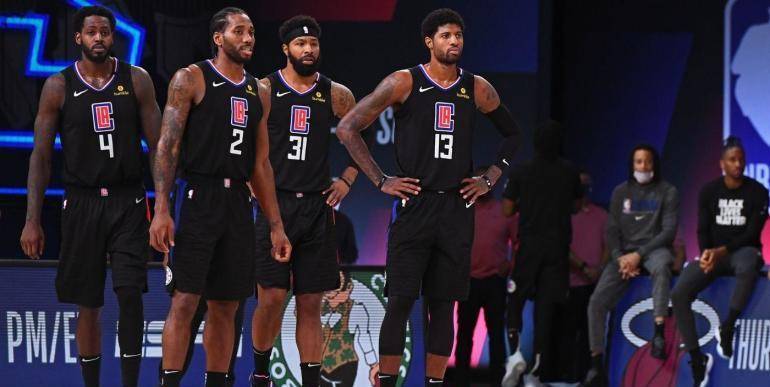 杜兰特关键中投命中，全场欢呼（杜兰特关键时刻中投命中，全场沸腾）